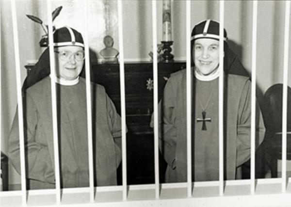 Moeder Abdis Schreurs+ (rechts) en priorin zuster Van Moorsel in 1991