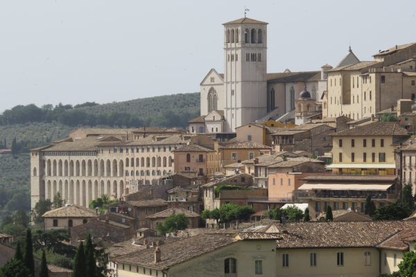Birgittinessen Assisi: basiliek van de H. Franciscus, gezien vanaf het dakterras